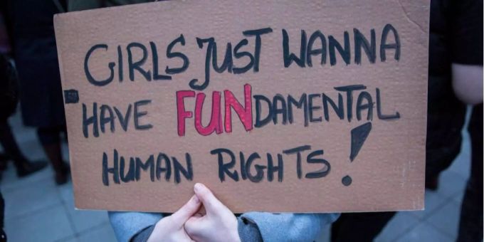 Schild einer Demonstration für Frauenrechte. Schild einer Demonstration für Frauenrechte.