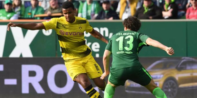 Der Schweizer Manuel Akanji (links) behauptet sich gegen den Bremer Milos Veljkovic. Der Schweizer Manuel Akanji (links) behauptet sich gegen den Bremer Milos Veljkovic.