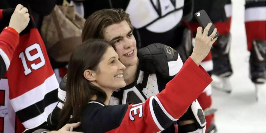 Nico Hischier lässt sich nach dem Erreichen der Playoffs fotografieren.