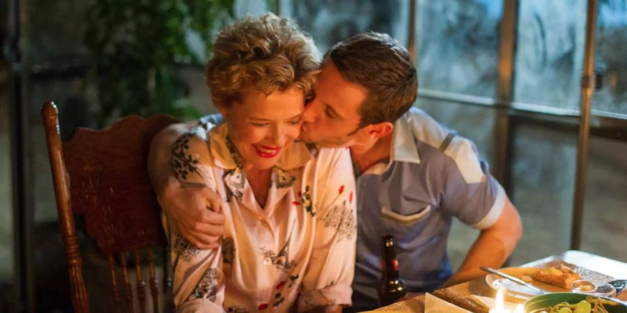 Der junge Peter Turner (Jamie Bell) liebt die Leinwanddiva Gloria Graham (Annette Bening). Dass sie seine Mutter sein könnte, stört ihn nicht.