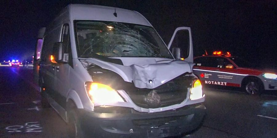 Der Fahrer des Kleintransporters war kurz vor dem Unfall in den Gegenverkehr geraten (Symbolbild).