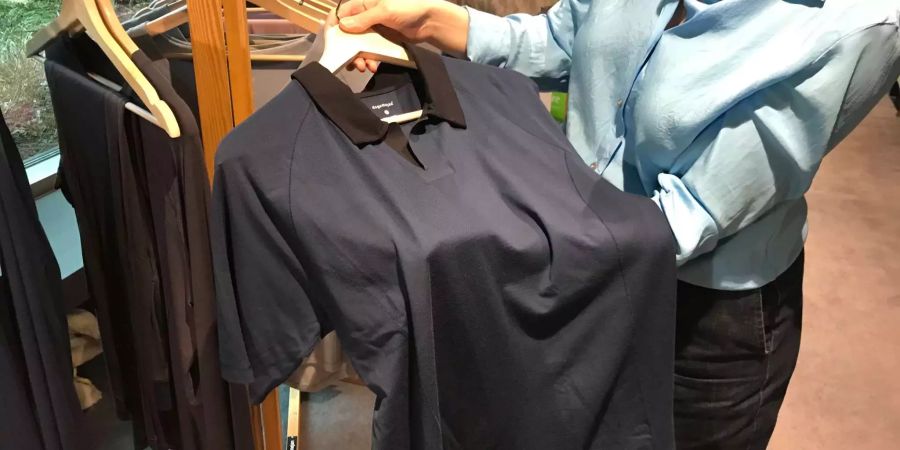 Sieht auf den ersten Blick wie ein normales Polo-Shirt aus, soll aber besseren Schlaf für Männer generieren.