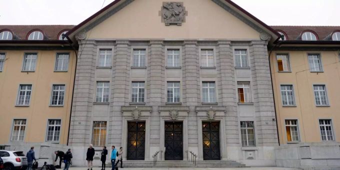 Vor dem Bezirksgericht konnte der Polizist glaubhaft machen, dass es «er oder ich» gewesen sei. zürich bezirksgericht
