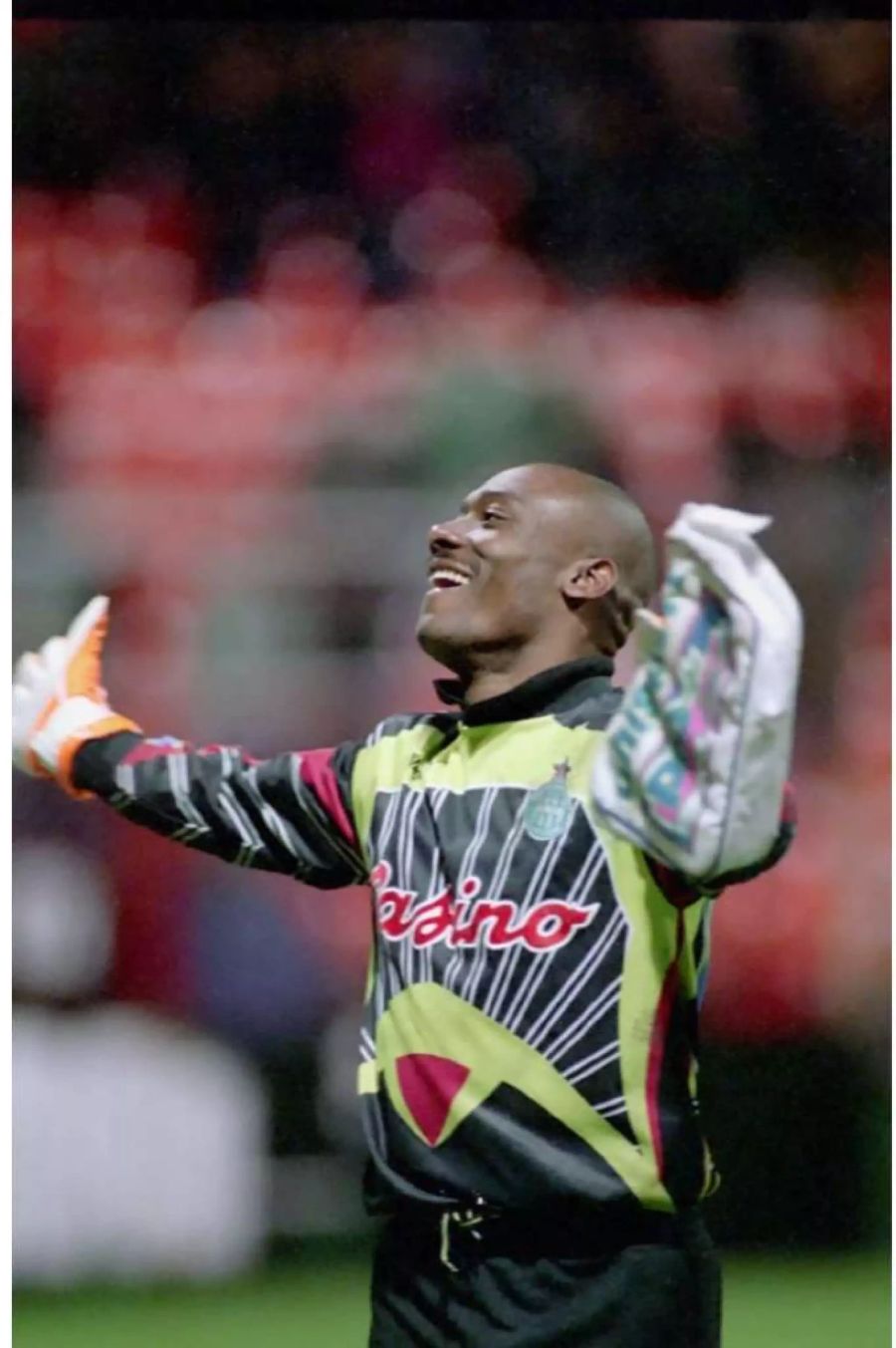 Platz 10: Joseph Antoine Bell, Goalie Kamerun, 39 Jahre 8 Monate und 16 Tage (WM 1994).