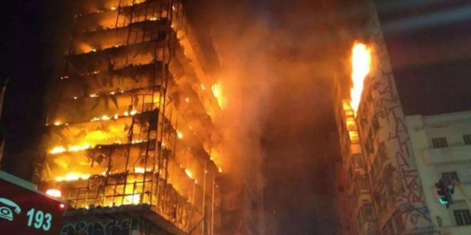 Der Brand brach in der Nacht aus. Der Brand brach in der Nacht aus.