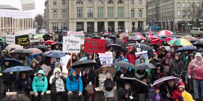 Die Teilnehmer versmmeln sich auf dem Bundesplatz. Die Teilnehmer versmmeln sich auf dem Bundesplatz.