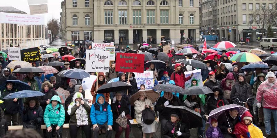 Die Teilnehmer versmmeln sich auf dem Bundesplatz.