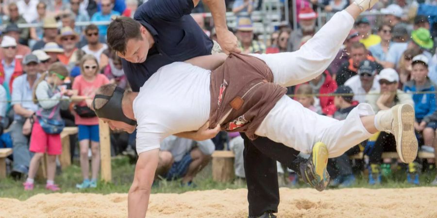 Siegenthaler (oben) stellt gegen Kilian von Weissenfluh im vierten Gang.