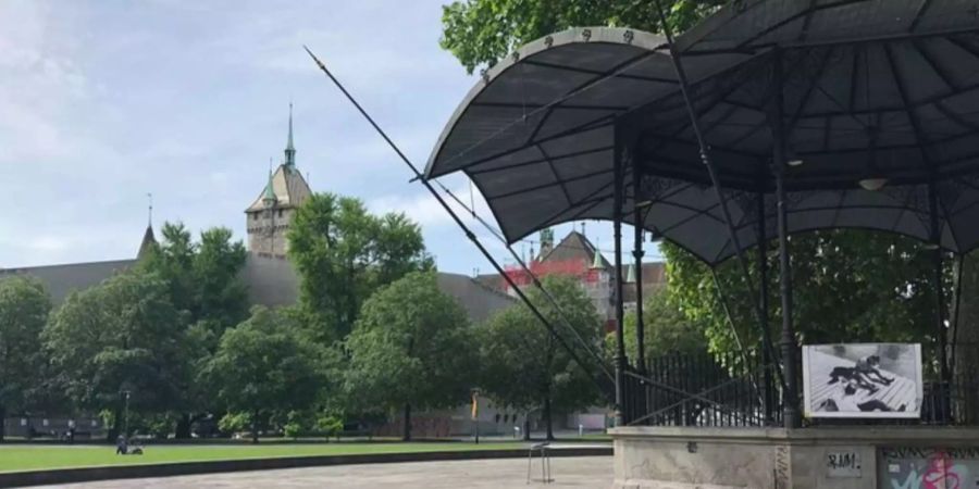 Während den letzten Stunden fanden hier Konzerte, Lesungen und andere Aktivitäten statt. Zu Beginn war auch für den heutigen Sonntag ein Programm angekündet.