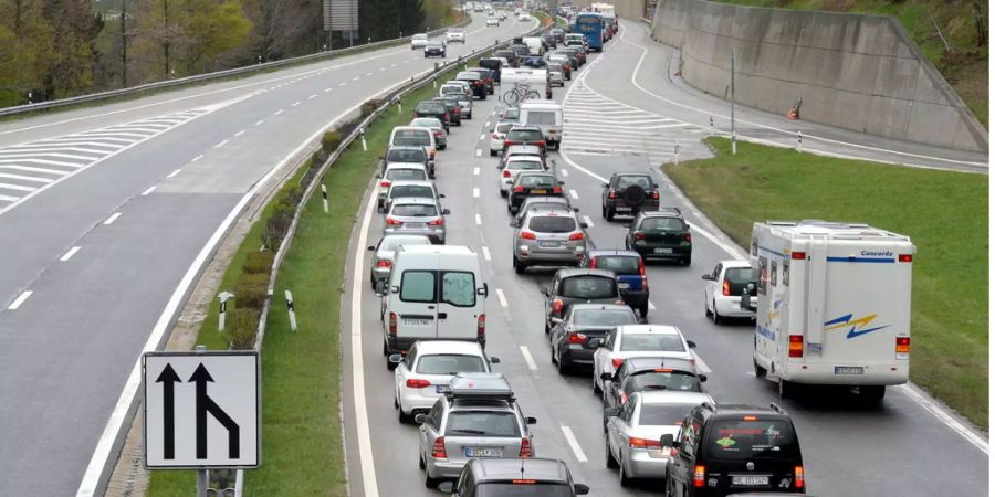 Vor dem Südportal bei Quinto staut sich der Verkehr.