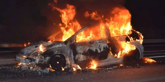 Ein Auto brannte auf der A2 aus. Ein Auto brannte auf der A2 aus.