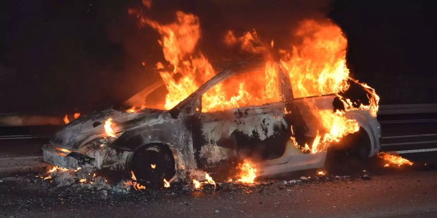 Ein Auto brannte auf der A2 aus.