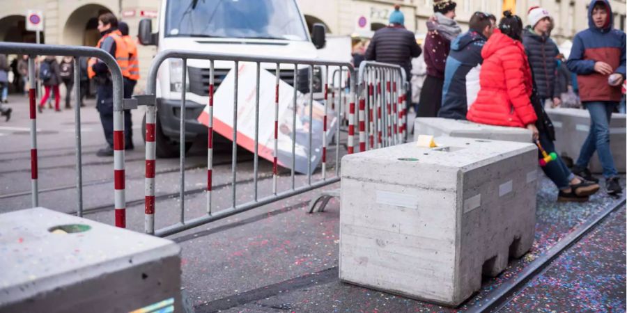 Am Zürcher Bahnhof werden Betonelemente installiert. (Bild: Betonpflöcke am Zibelemärit in Bern)