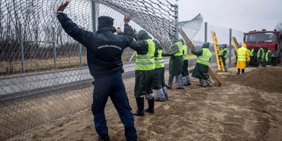 Viktor Orban ist der Meinung, das «Soros-Netzwerk» wolle den ungarischen Grenzzaun niederreissen.