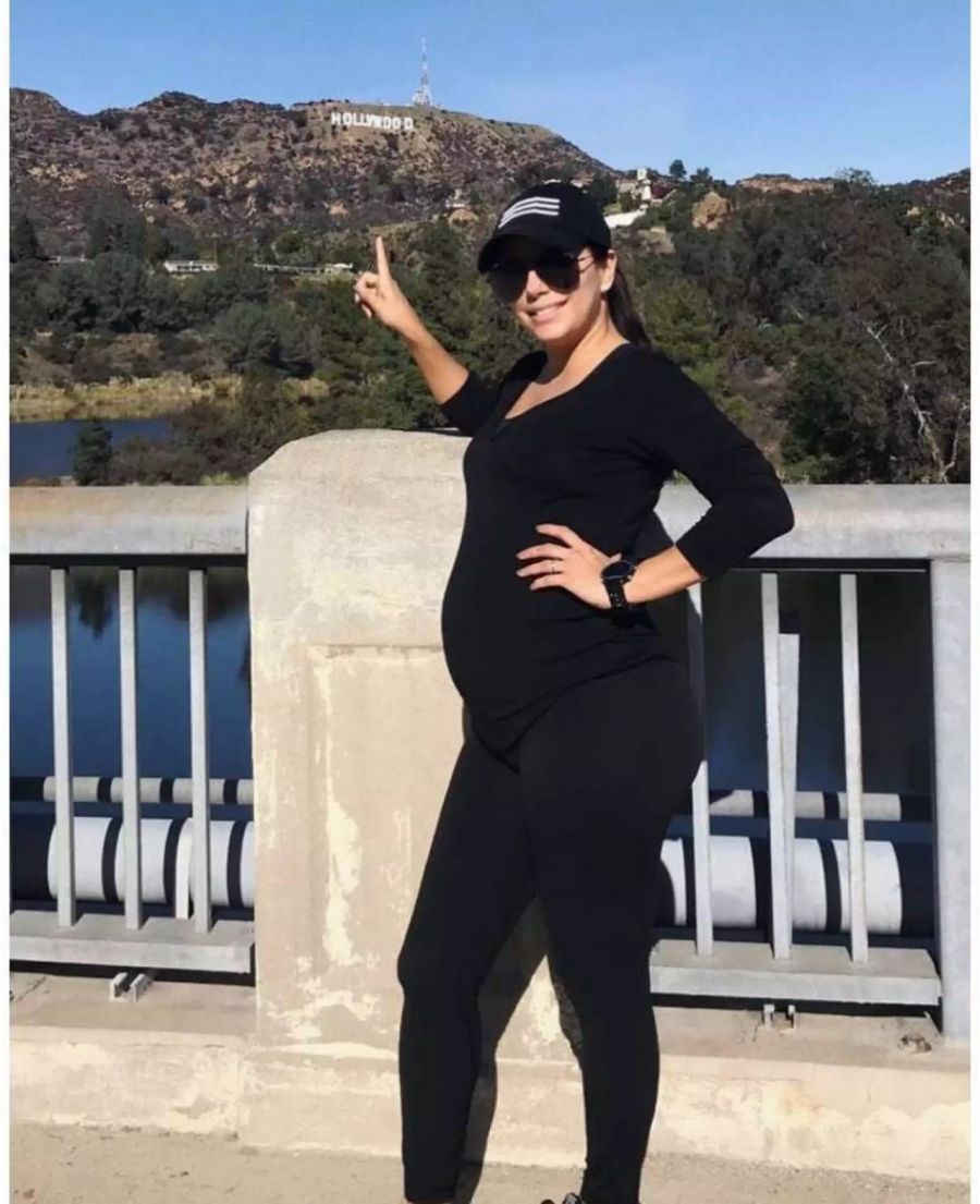 Eva Longoria zeigt ihren kugelrunden Babybauch.