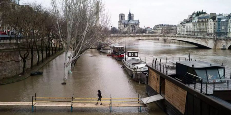 Die Pegelstände der Seine steigen weiter.