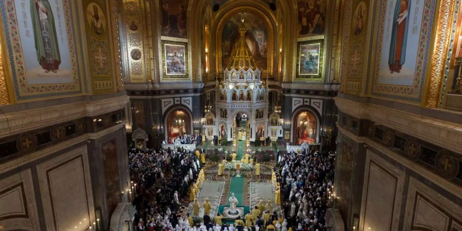 Der russisch-orthodoxe Priester Kirill hielt in der Nacht zum Sonntag einen Gottesdienst in der Moskauer Christ-Erlöser-Kathedale.