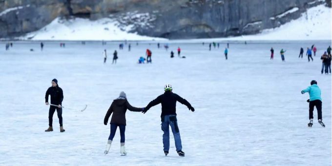 Eis frei - Oeschinensee wird zum Schlittschuh-Mekka
