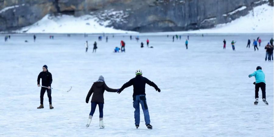 Von Paartanz bis Eishockei - Auf dem Oeschinensee ist die «Schlöfle»-Zeit angebrochen.