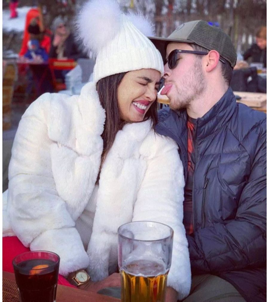 Priyanka Chopra und ihr Mann Nick Jonas beim Herumblödeln im Après-Ski.