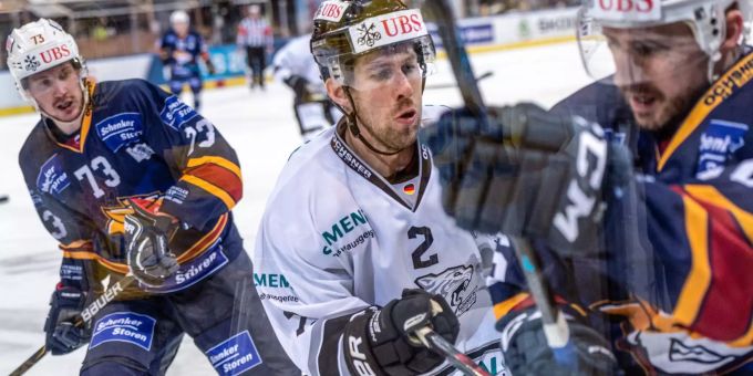 Brett Festerling im Spiel der Ice Tigers Nürnberg gegen HK Metallurg Magnitogorsk am Spengler Cup. Ice Tigers