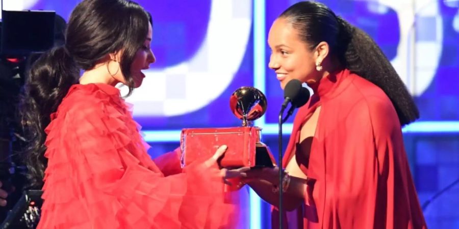 Country-Star Kacey Musgraves (l.) empfängt von Moderatorin Alicia Keys den Grammy für das beste Album