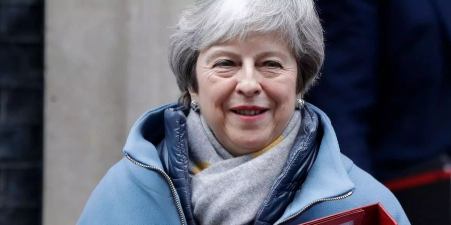 Theresa May verlässt das britische Parlament.