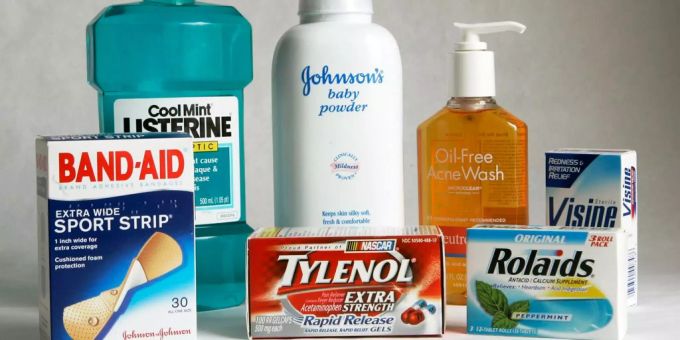 Produkte von Johnson & Johnson – das Unternehmen wurde wegen der Krise um Opiat verurteilt. Johnson & Johnson Opiat