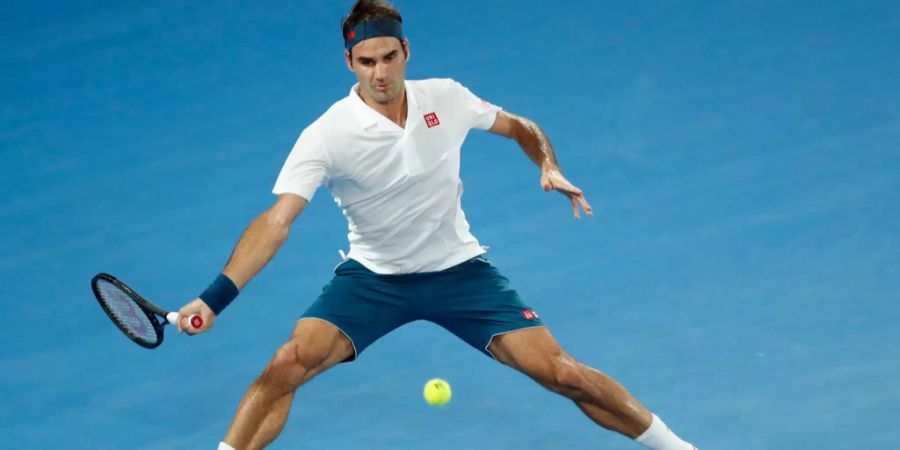 Roger Federer schlägt eine Vorhand