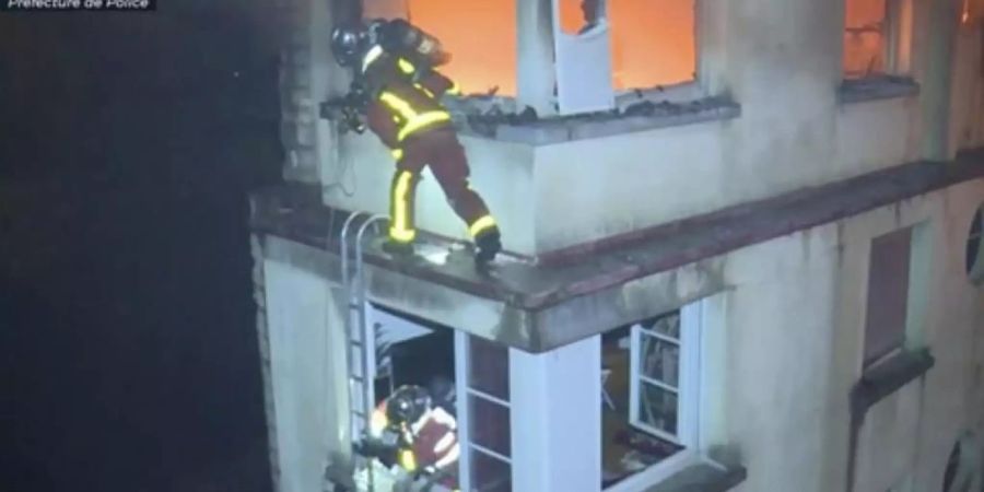 Die Brandschützer mussten das achtstöckige Wohnhaus im 16. Arrondissement der französischen Hauptstadt räumen. Foto: Pariser Feuerwehr/AP