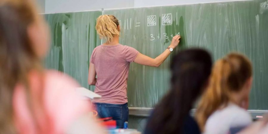 An vielen Schulen herrscht allerdings noch immer ein akuter Lehrermangel.