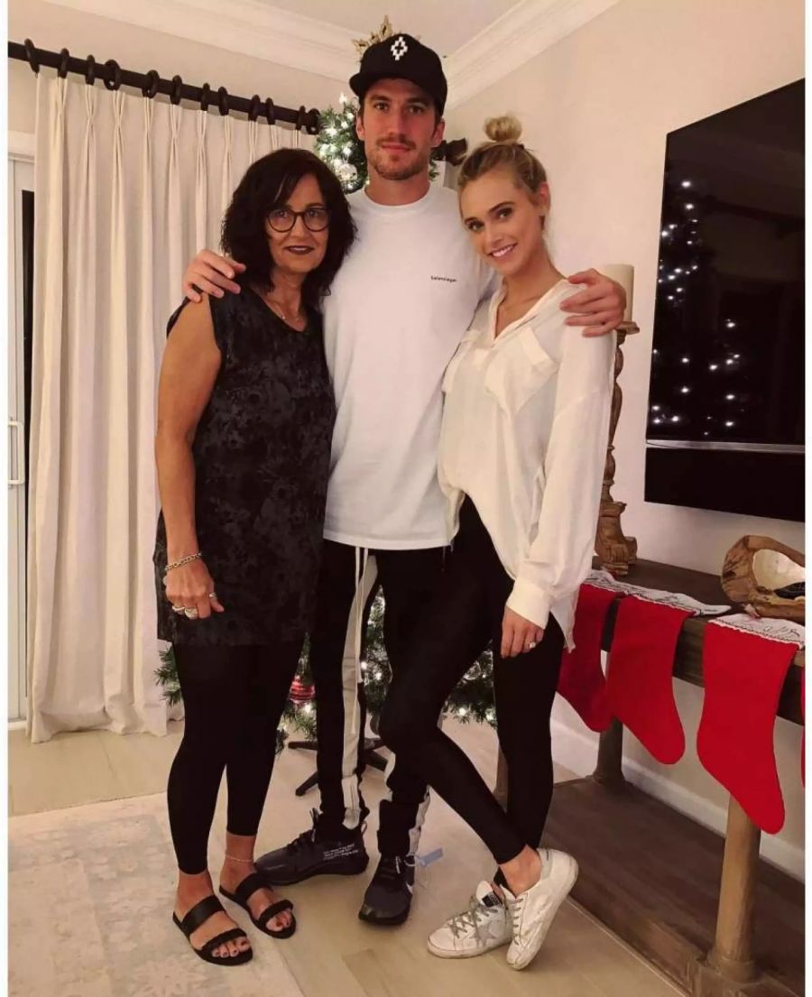 NHL-Legionär Roman Josi und «seine Mädchen» wünschen ebenfalls fröhliche Weihnachten.