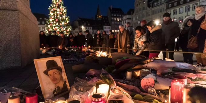 15.12.2018, Frankreich, Strassburg: Trauernde stellen Kerzen auf, um den Opfern des Anschlags auf dem Weihnachtsmarkt zu gedenken. Ein Attentäter hatte am 11.12.2018 in der Strassburger Innenstadt das Feuer eröffnet. Drei Menschen wurden getötet, zahlreiche verletzt. Foto: Jean-Francois Badias/AP/dpa +++ dpa-Bildfunk +++ Nach Anschlag in Strassburg