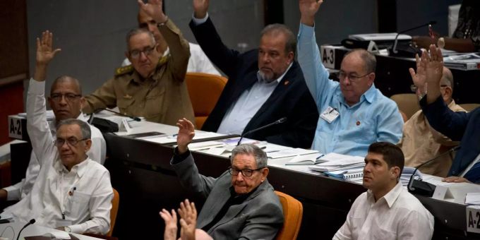 Der Kommunismus soll in der kubanischen Verfassung bleiben. Raul Castro (M), ehemaliger Präsident von Kuba.