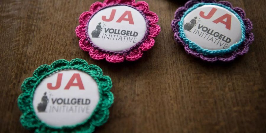 Mehrere Vollgeld-Button wurden mit Häckelwerk verziert.