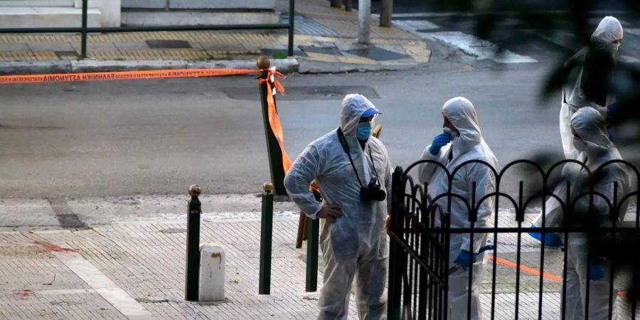 Griechische Forensiker suchen nach Spuren.