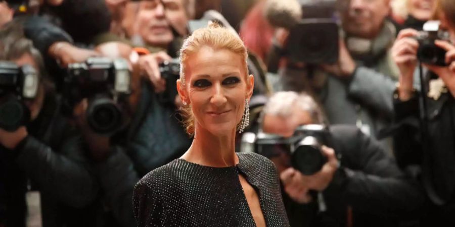 Céline Dion posiert vor der Presse.