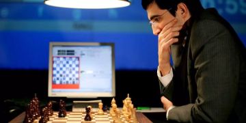 Wladimir Kramnik spielt Schach.