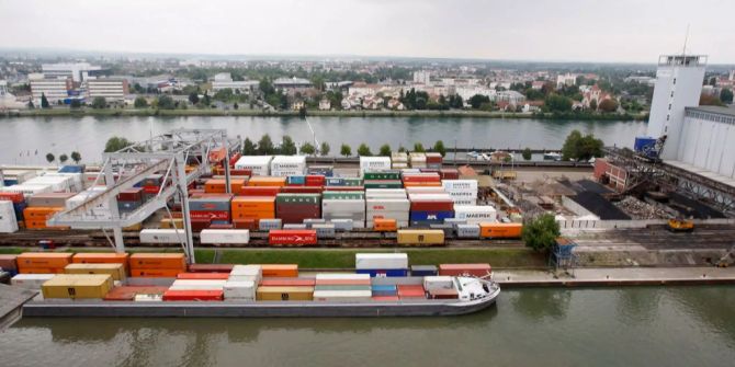 Container stehen in den Rheinhäfen SRH in Basel.