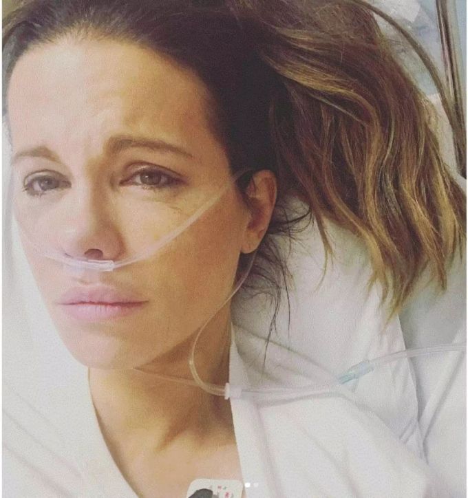 Kate Beckinsale schiesst für ihre Fans im Spitalbett ein Foto.