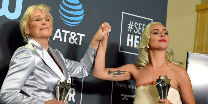 Bevor Lady Gaga die Schock-Nachricht bekam, war sie noch so glücklich bei den Critic's Choice Awards. Lady Gaga und Glenn Close bei den Critics' Choice Awards.