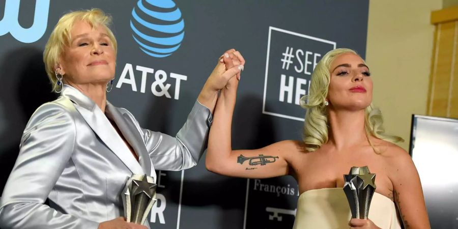Lady Gaga und Glenn Close bei den Critics' Choice Awards.