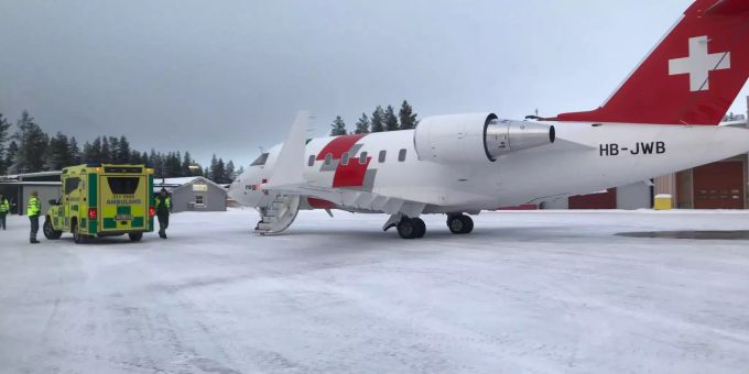 Nach dem Unfall in Schweden mit sieben verunfallten Schweizern ist der einzige Überlebende mit der Rega in die Schweiz geflogen worden.