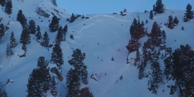 Bei einer Lawine bei Nendaz VS kommt eine Frau ums Leben.