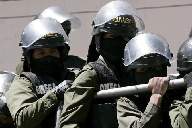 Polizisten in Bolivien bei Protesten in La Paz.
