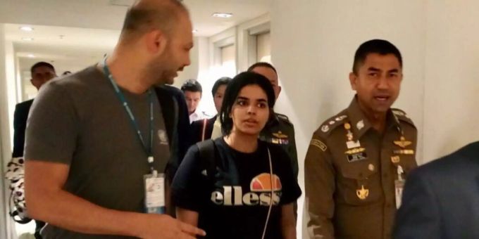 Australien zieht in Erwägung der 18-jährigen Rahaf Mohammed al-Kunun aus humanitären Gründen ein Visum zu geben. Rahaf Mohammed al-Kunun in Begleitung diverser Behörden.