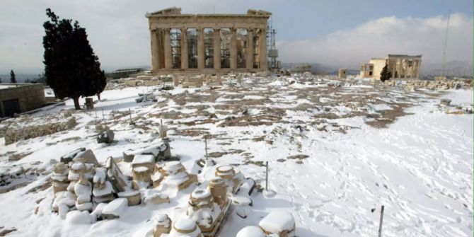 Akropolis von Athen mit Neuschnee.