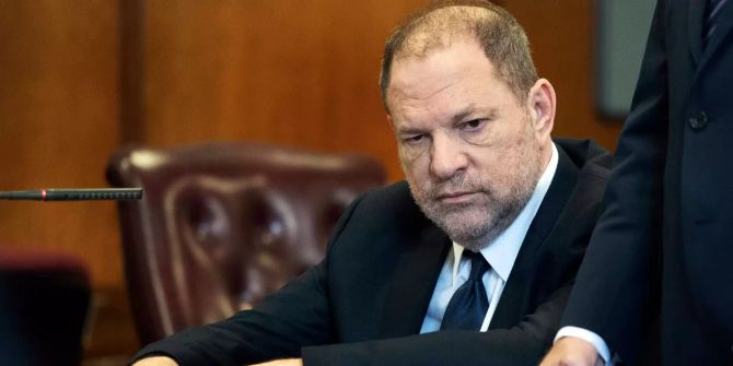 Harvey Weinstein sitzt in einem Gerichtssaal.