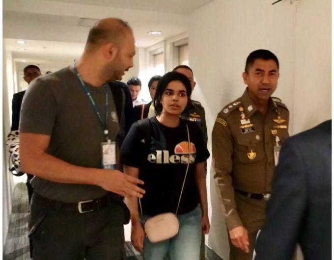 Dieses von der Einwanderungspolizei zur Verfügung gestellte Foto zeigt Rahaf Mohammed al-Kunun (M), die aus Saudi-Arabien geflohen ist, neben Surachate Hakparn (r), Chef der Einwanderungspolizei von Thailand, am internationalen Flughafen in Bangkok. Dieses von der Einwanderungspolizei zur Verfügung gestellte Foto zeigt