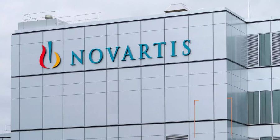 Das Logo von Novartis auf einem Gebäude.